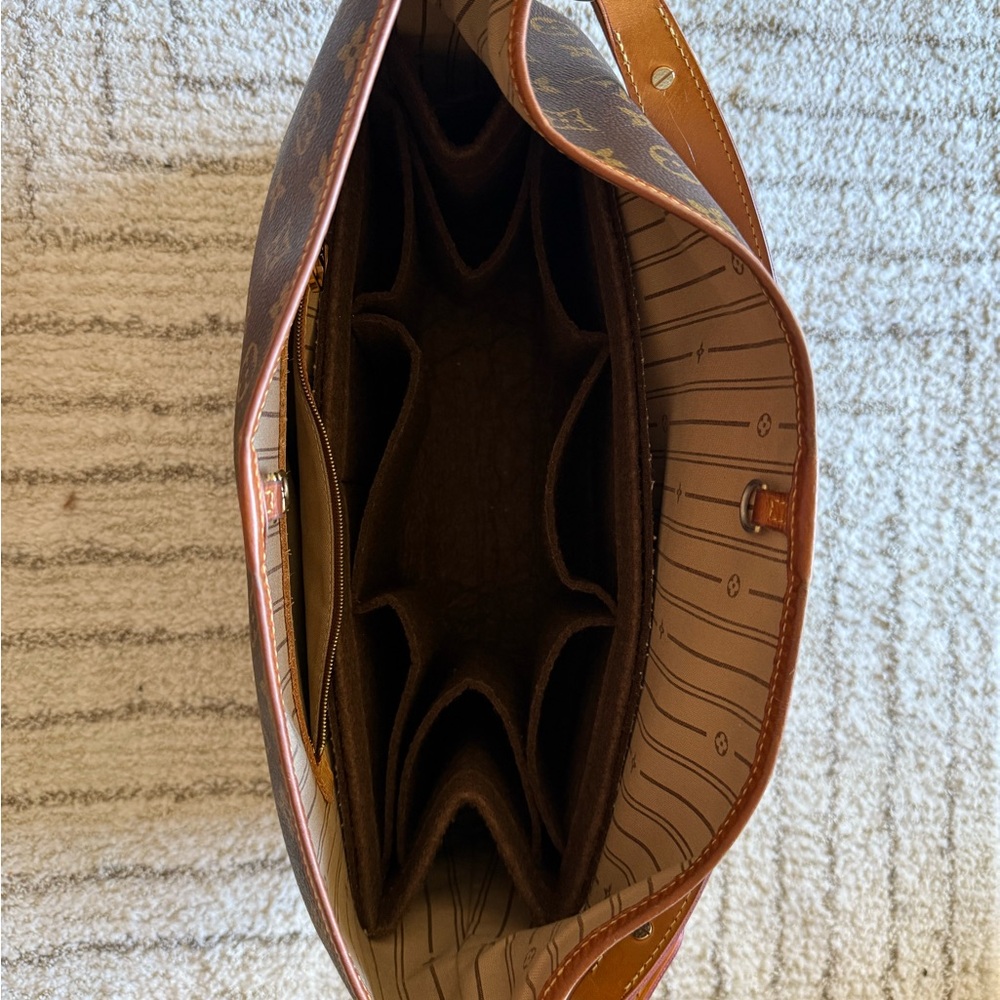 💯% Authentic Louis Vuitton large - Picture 11 of 11